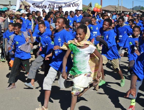 Children running in the Simien Walia race