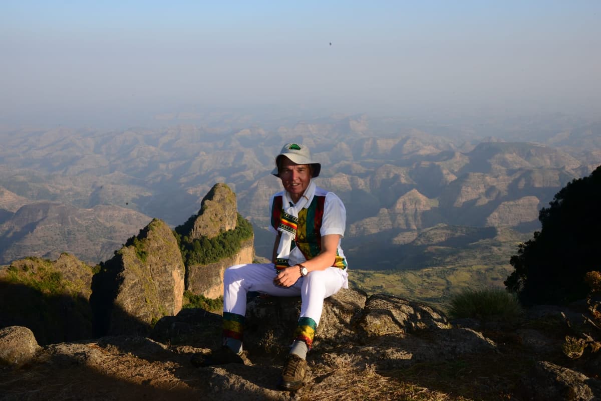 ከስሜን ሸለቆዎች በላይ የሚያርፍ ተጓዥ