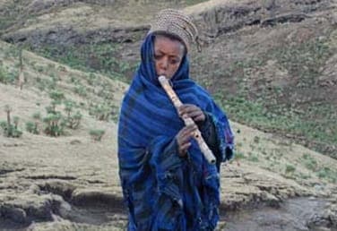 በተራሮች ላይ ዋሽንት የሚነፋ እረኛ